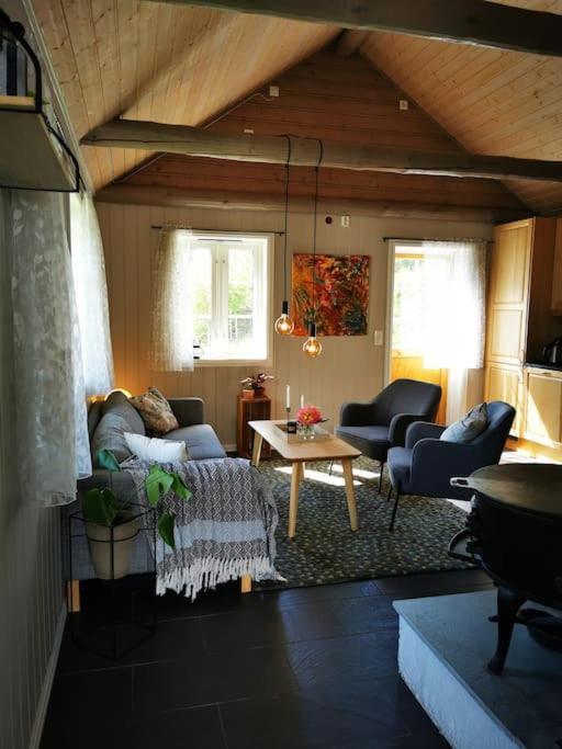 Villa Nydelig Lite Hus Med Egen Vedfyrt Baksteovn. Kaupanger Exterior foto
