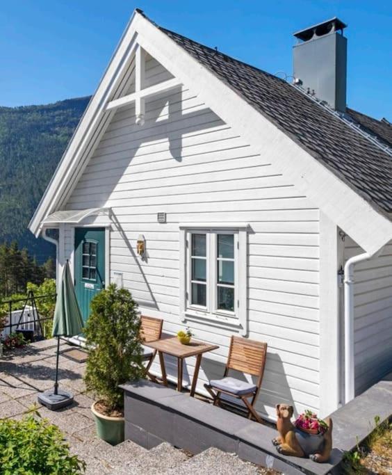 Villa Nydelig Lite Hus Med Egen Vedfyrt Baksteovn. Kaupanger Exterior foto