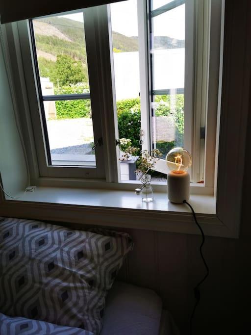 Villa Nydelig Lite Hus Med Egen Vedfyrt Baksteovn. Kaupanger Exterior foto